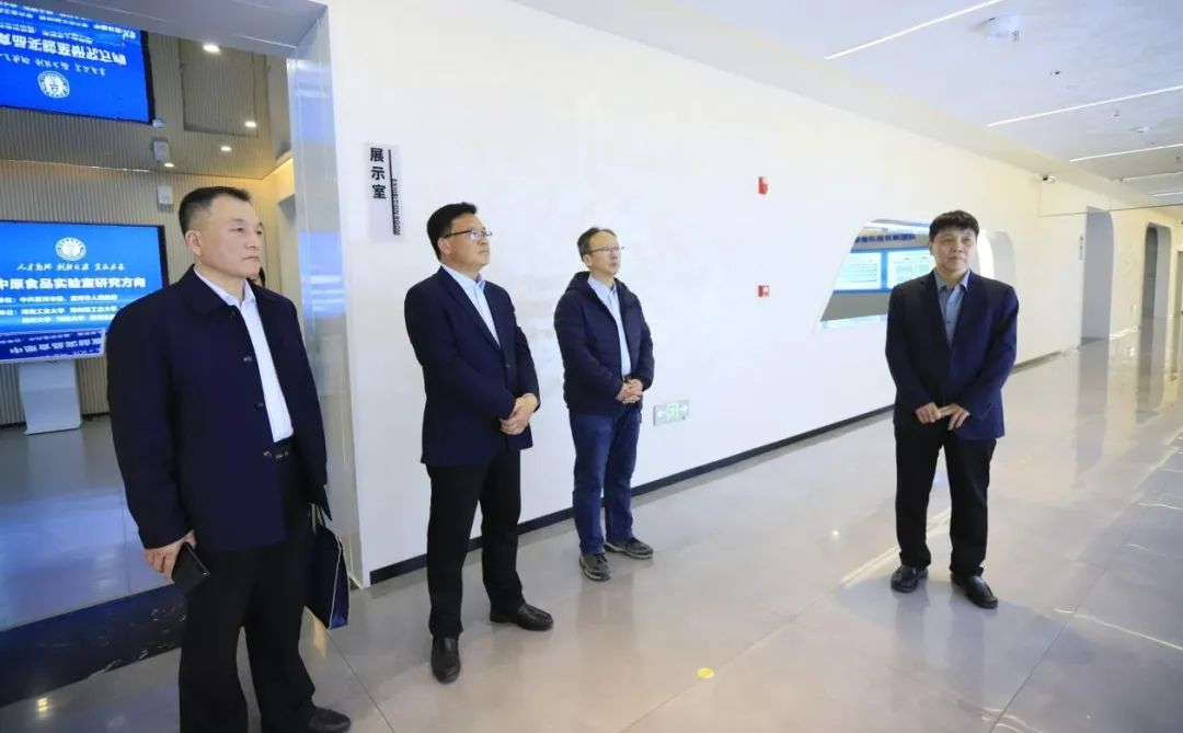 安博(中国)乳业集团党委书记、董事长唐洪峰一行赴中原食品实验室同中国工程院院士、中原食品实验室主任任发政座谈交流 安博(中国)乳业集团党委书记、董事长唐洪峰一行赴中原食品实验室同中国工程院院士、中原食品实验室主任任发政座谈交流