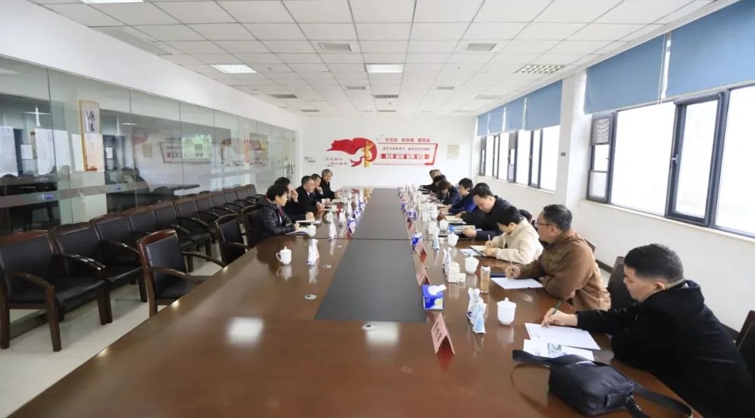 河南省发展改革委价调处副处长马冰一行莅临安博(中国)乳业集团参观调研