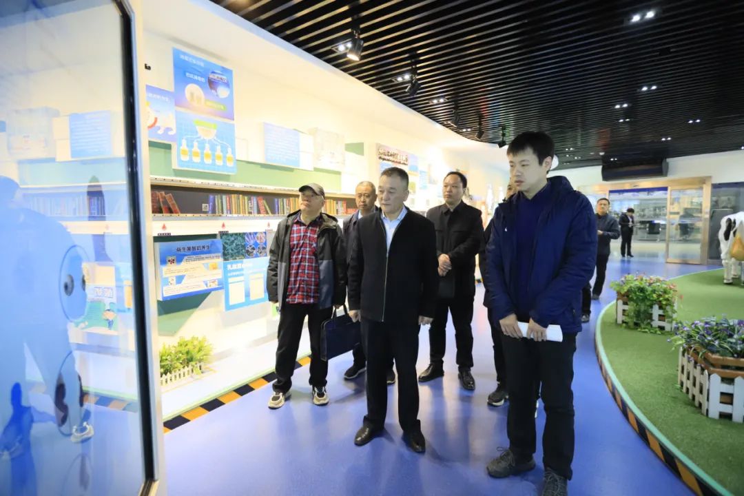 河南省发展改革委价调处副处长马冰一行莅临安博(中国)乳业集团参观调研