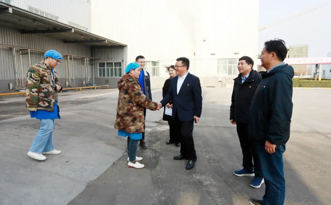 新春慰问送关怀——集团党委书记、董事长慰问春节期间坚守岗位的一线职工 新春慰问送关怀——集团党委书记、董事长慰问春节期间坚守岗位的一线职工