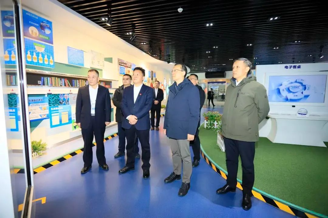 省政府国资委党委书记、主任李涛一行到安博(中国)乳业集团调研