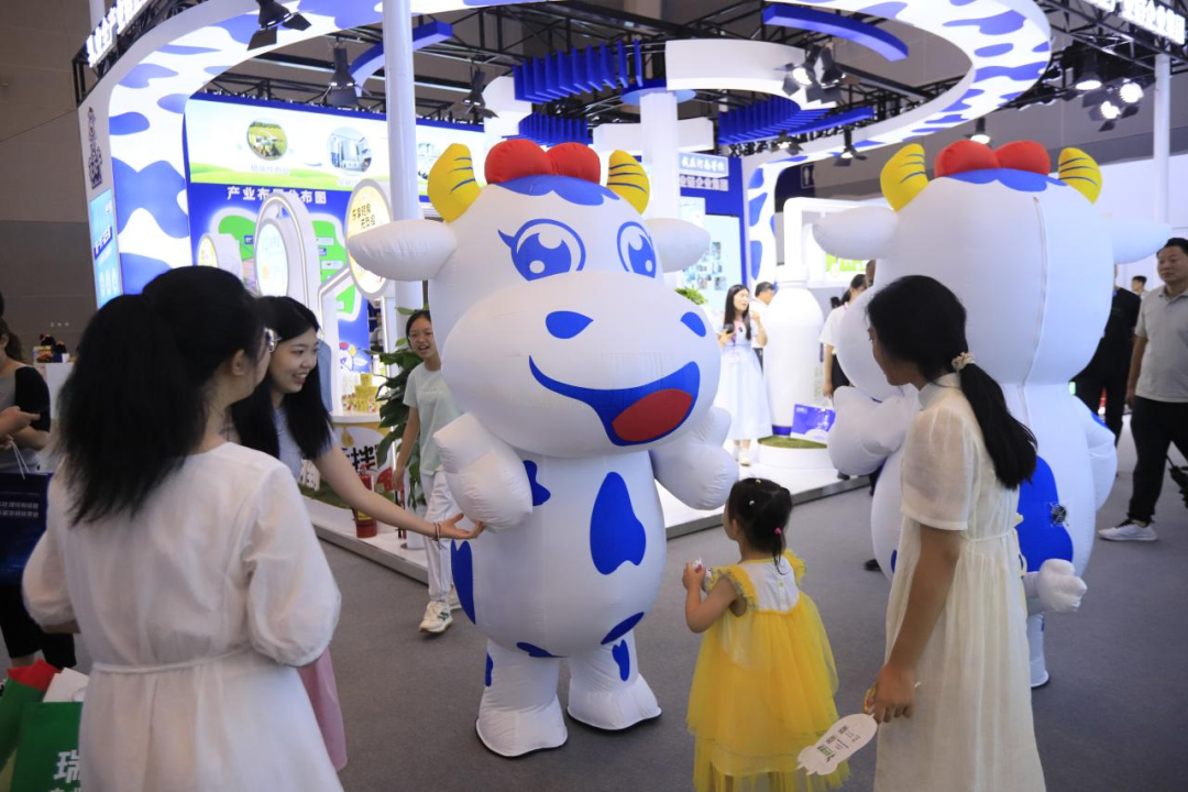 启航新征程 点亮新赛道丨安博(中国)乳业集团参加第十四届中国奶业大会暨D20峰会，荣获“中国乳制品生产企业现代化等级5A级”评定殊荣