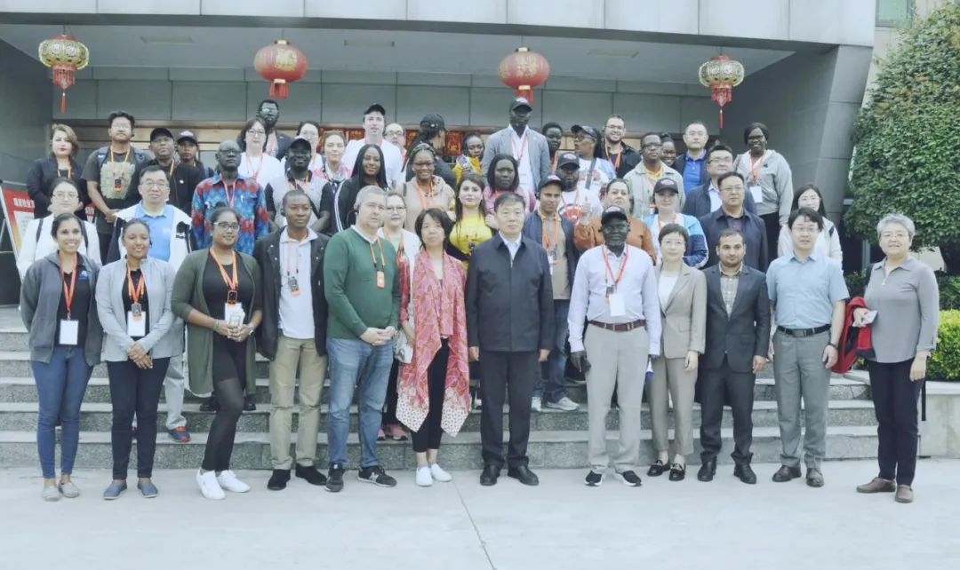 北京大学南南合作与发展学院教授、全球伙伴关系主任周咏梅一行莅临安博(中国)平舆瑞亚牧业参观调研