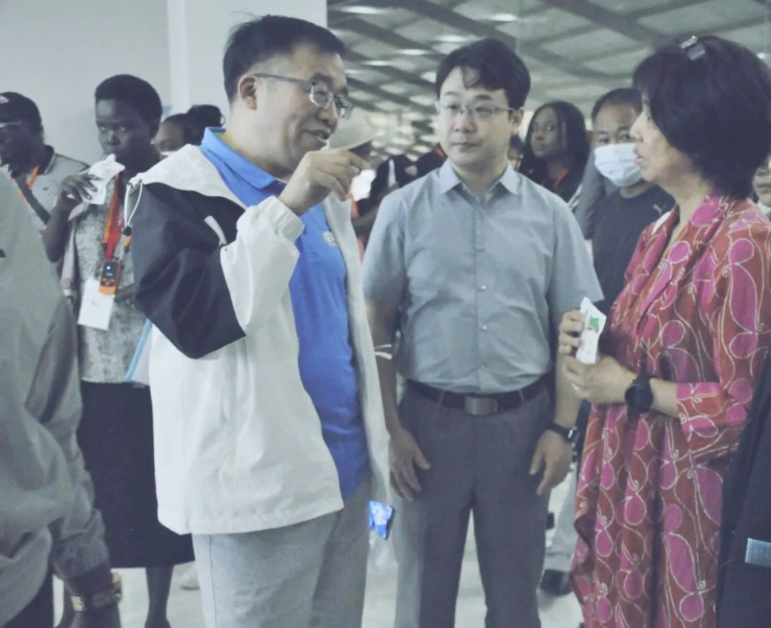 北京大学南南合作与发展学院教授、全球伙伴关系主任周咏梅一行莅临安博(中国)平舆瑞亚牧业参观调研