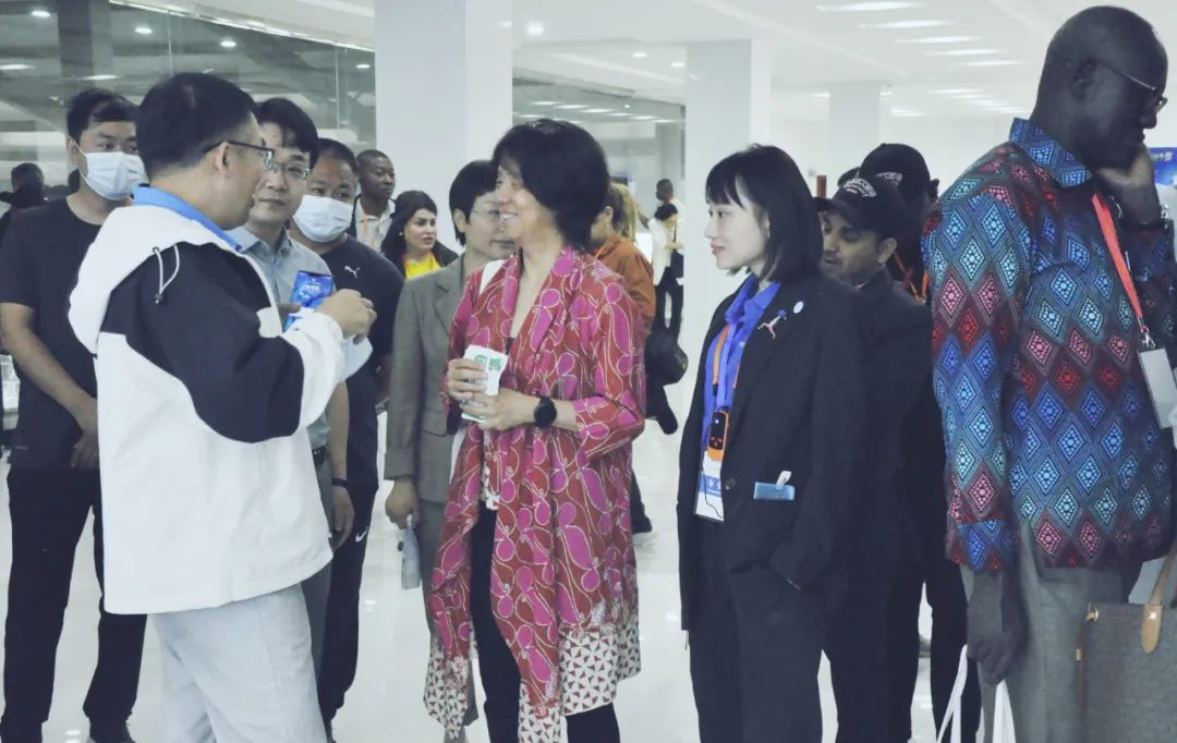 北京大学南南合作与发展学院教授、全球伙伴关系主任周咏梅一行莅临安博(中国)平舆瑞亚牧业参观调研