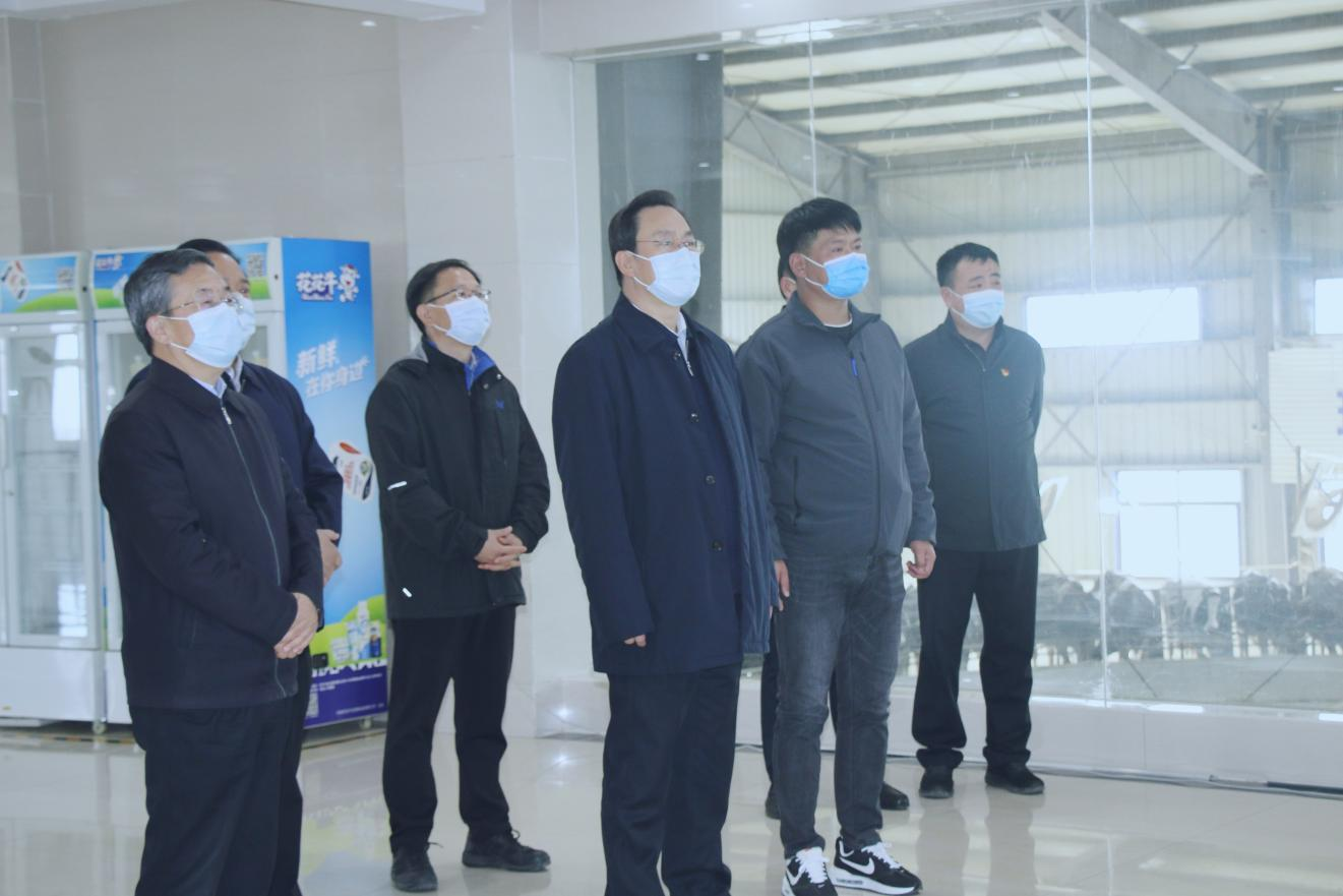 河南省人大常委会党组书记、副主任孔昌生莅临安博(中国)鲁山瑞亚牧场参观调研