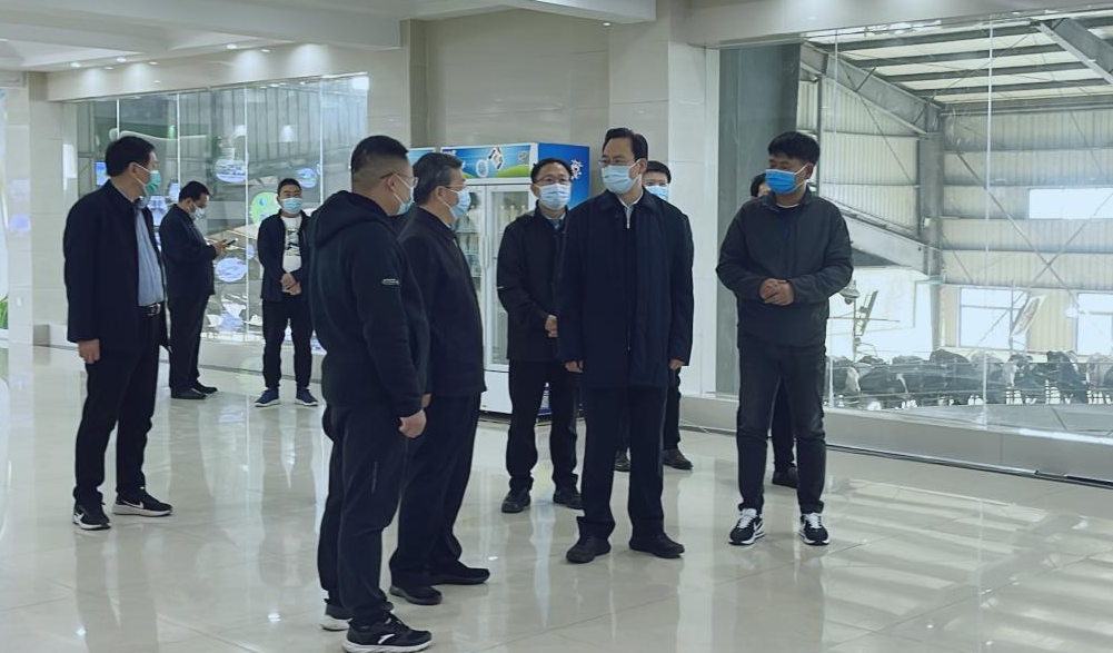 河南省人大常委会党组书记、副主任孔昌生莅临安博(中国)鲁山瑞亚牧场参观调研