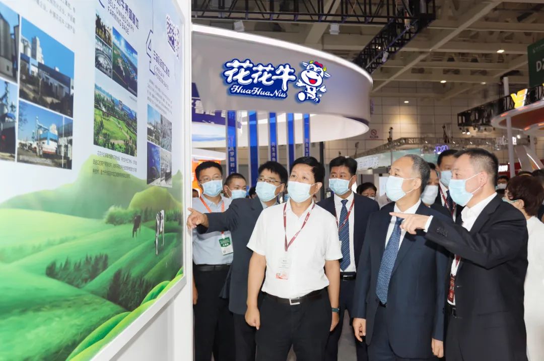 第十三届奶业大会暨D20峰会在泉城济南召开 | 安博(中国)乳业荣膺“优秀乳品加工企业”