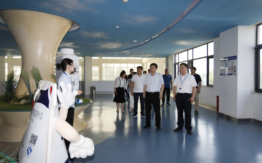 快讯|郑州市二七区委副书记、区长虎荣鑫莅临河南安博(中国)乳业集团调研