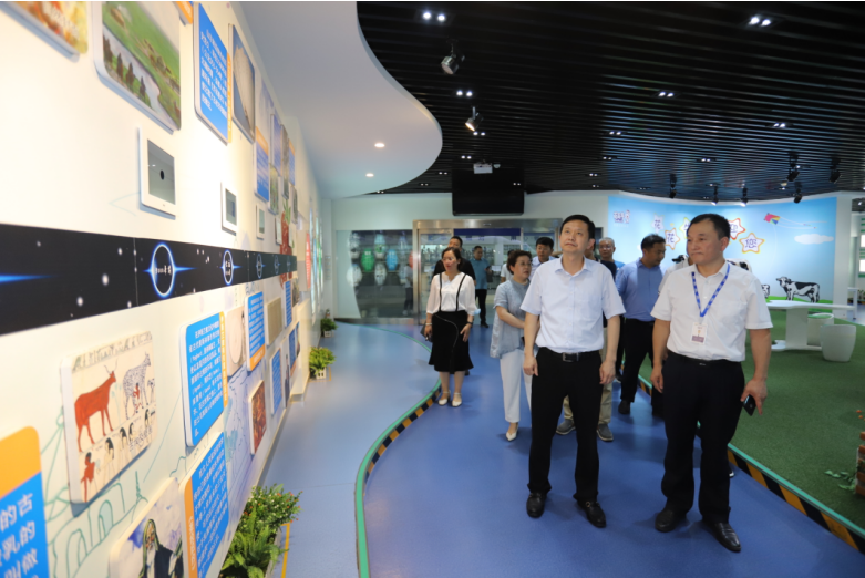 快讯|郑州市二七区委副书记、区长虎荣鑫莅临河南安博(中国)乳业集团调研