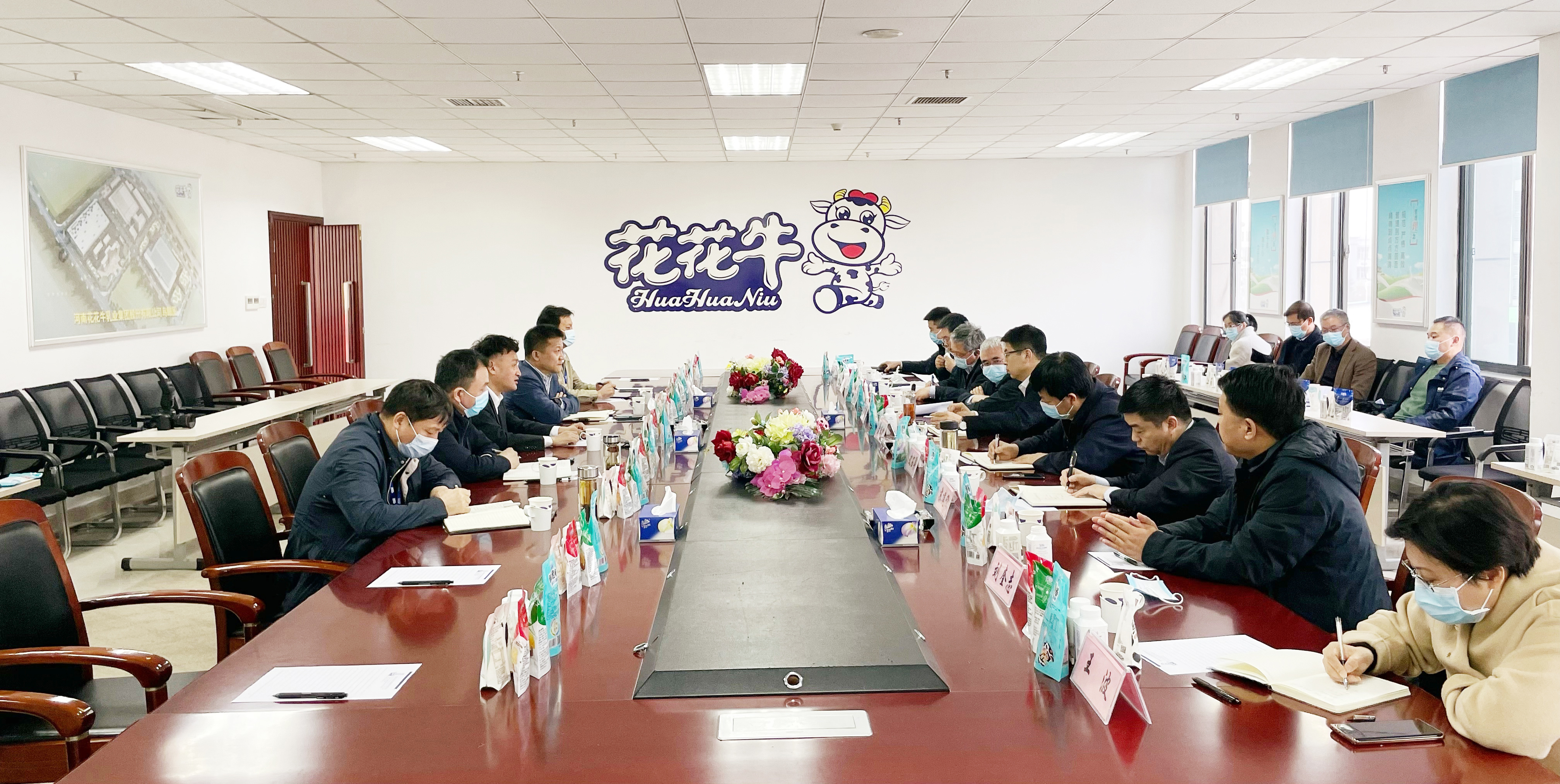 河南省委常委、副省长费东斌莅临 安博(中国)乳业集团调研