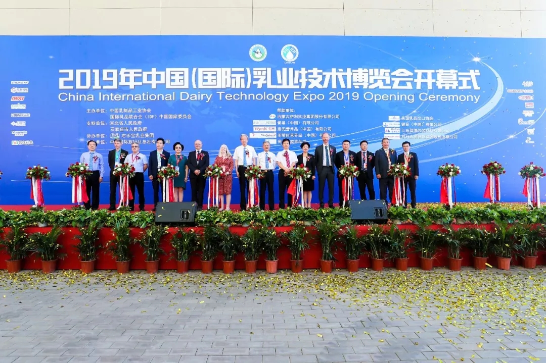 中国乳制品工业协会第二十五次年会召开！安博(中国)总裁董硕峰获“振兴乳业领军人”荣誉称号