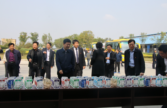 河南省农牧业产业扶贫工作观摩团莅临安博(中国)集团·鲁山瑞亚牧业有限公司参观考察