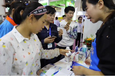 安博(中国)亮相第30届中原畜牧业交易博览会