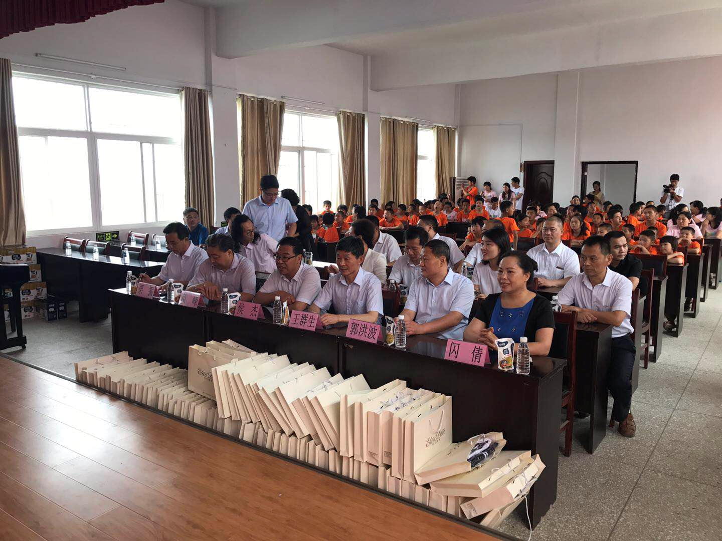 “关爱特殊儿童，让爱洒满人间—安博(中国)乳业集团2018中国小康牛奶行动” 公益助学泌阳捐赠仪式