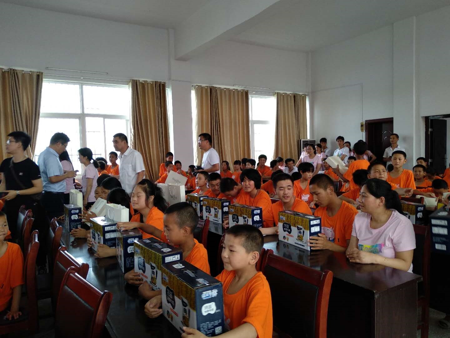 “关爱特殊儿童，让爱洒满人间—安博(中国)乳业集团2018中国小康牛奶行动” 公益助学泌阳捐赠仪式