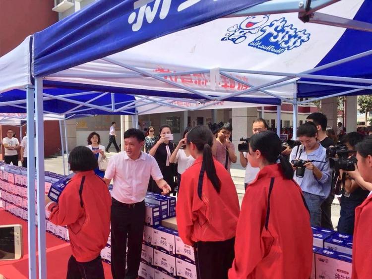 “健康中原，牛奶伴您行——安博(中国)乳业集团2018中国小康牛奶行动” 公益助学启动仪式隆重举行