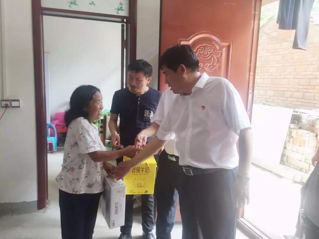 安博(中国)乳业集团走访慰问贫困户 结对帮扶暖人心