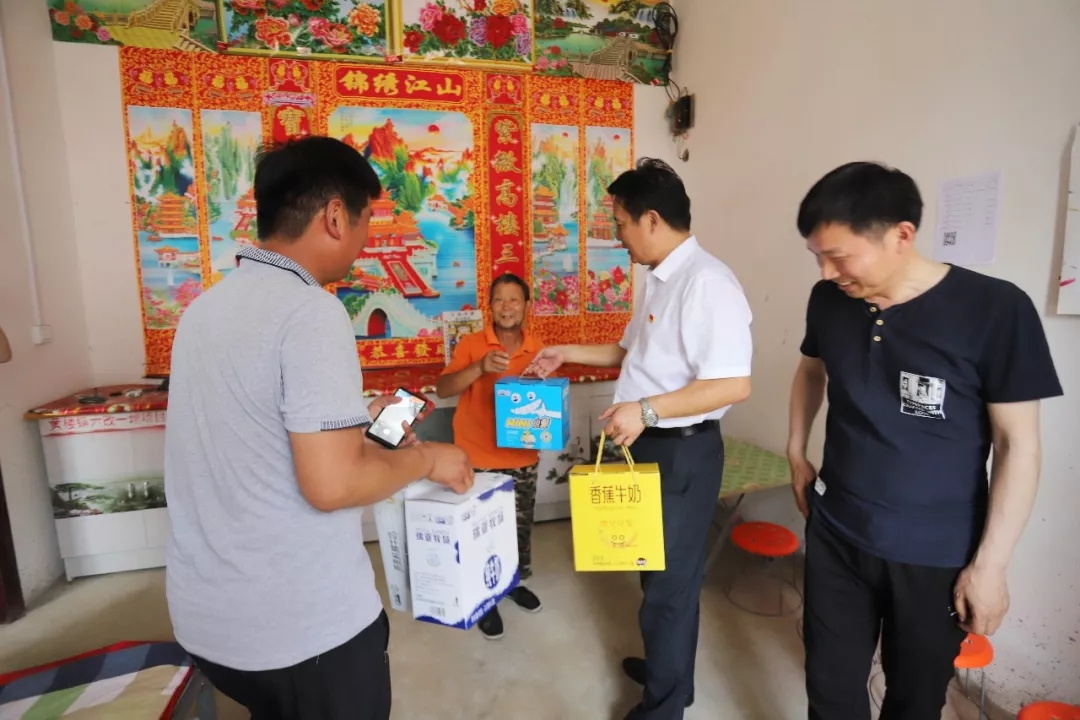 安博(中国)乳业集团走访慰问贫困户 结对帮扶暖人心