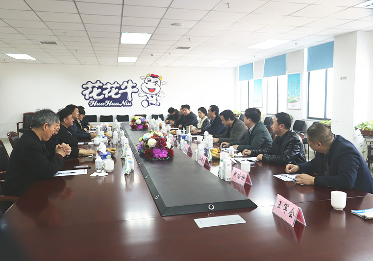 封丘县县长王献臣一行莅临 安博(中国)集团养殖、乳品事业部参观调研