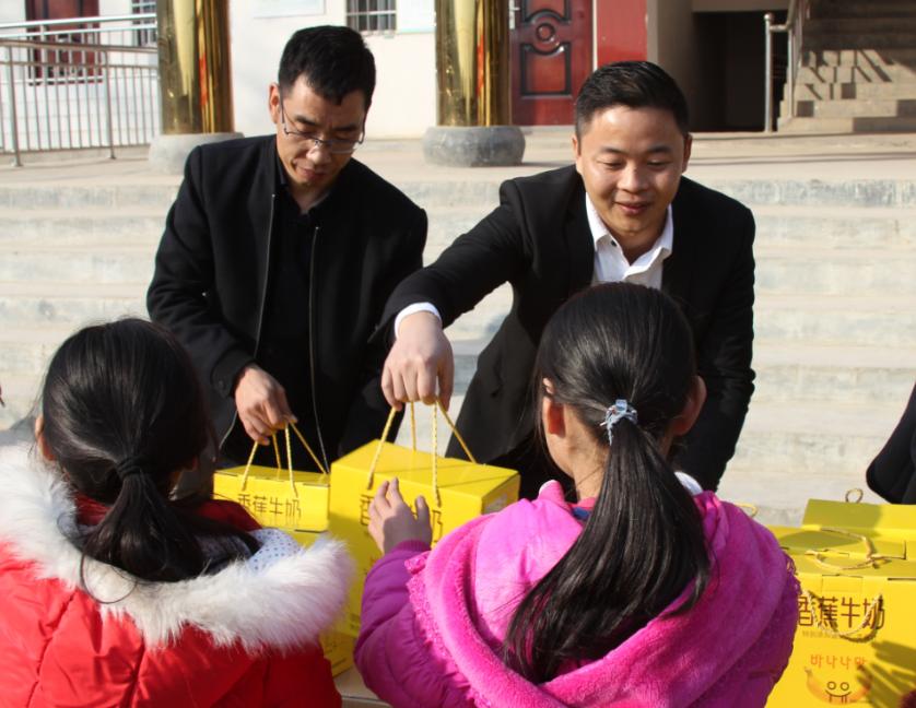 安博(中国)走进新密白龙庙村 让山区的孩子喝到最新鲜的牛奶