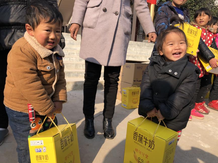 安博(中国)走进新密白龙庙村 让山区的孩子喝到最新鲜的牛奶