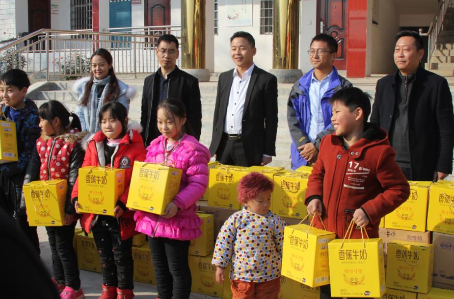 安博(中国)走进新密白龙庙村 让山区的孩子喝到最新鲜的牛奶
