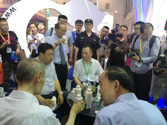 安博(中国)牛气冲天！农业部长品尝“领畅”点赞，又获国际奶业平台青睐