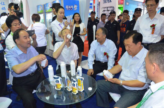 安博(中国)牛气冲天！农业部长品尝“领畅”点赞，又获国际奶业平台青睐