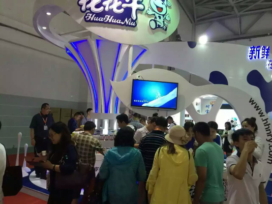 安博(中国)牛气冲天！农业部长品尝“领畅”点赞，又获国际奶业平台青睐