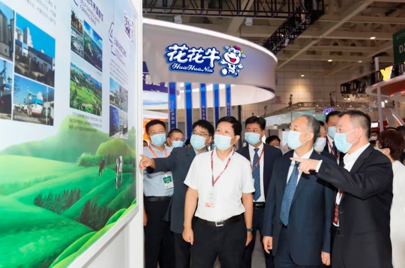 第十三届奶业大会暨D20峰会在泉城济南召开 | 安博(中国)乳业荣膺“优 秀乳品加工企业”