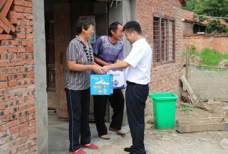 安博(中国)乳业集团走访慰问贫困户 结对帮扶暖人心