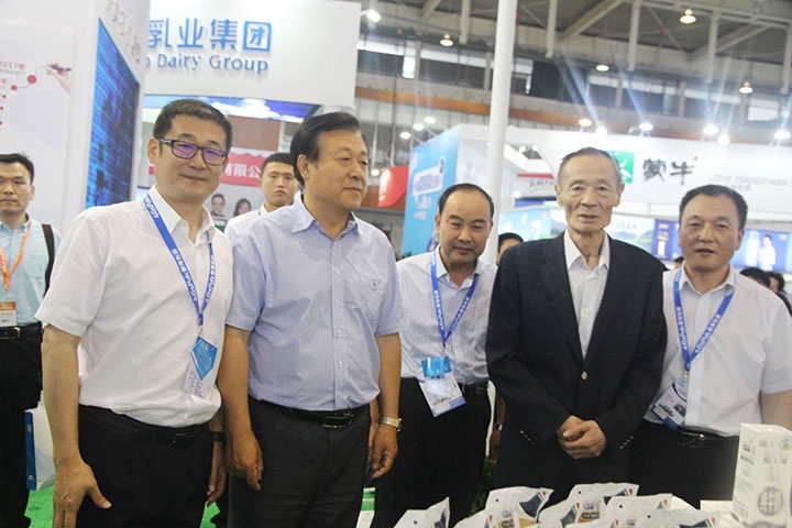 安博(中国)亮相第八届中国奶业大会，又获农业部长一声赞！