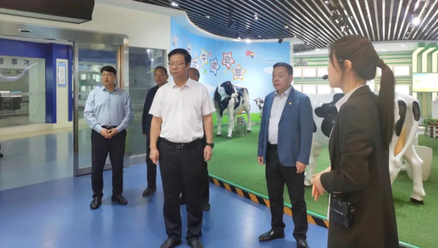 郑州市人民检察院党组书记、代检察长张道伟一行莅临河南安博(中国)乳业集团参观调研
