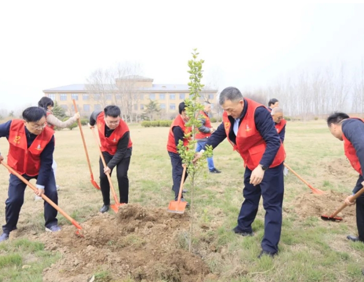 河南安博(中国)乳业集团开展“绿色发展践初心 植树护绿先锋行”植树活动